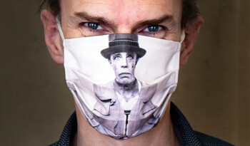 Galerist Franz van der Grinten mit Joseph-Beuys-Corona-Maske; Foto: Thomas Köster