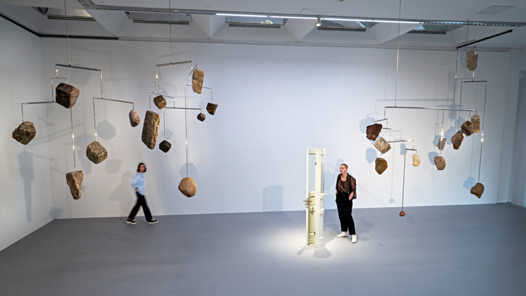 Alicja Kwade, "In Agnosie", Ausstellungsansicht, Lehmbruck Museum, Duisburg 2023
